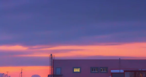 Фіолетовим небом фону — стокове фото