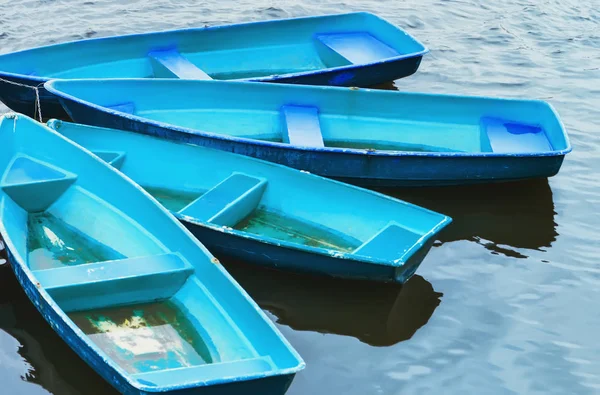 Blue Recreation Boats On The Water — Stock Photo, Image