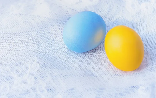 Due uova di Pasqua dipinte su un pizzo — Foto Stock