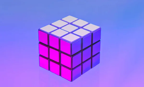 Leylak-mavi arka plan üzerinde Rubik küpü. Moskova, 2018.