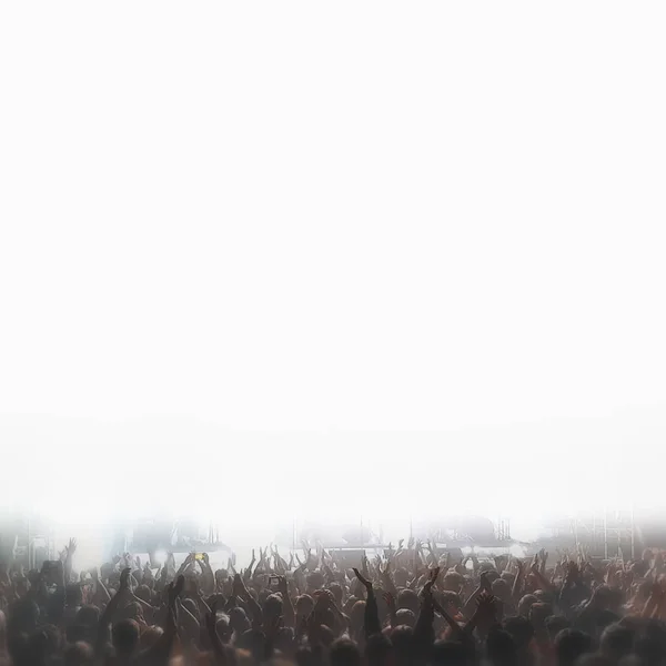 Multidão com as mãos para cima em um show de música ao vivo — Fotografia de Stock