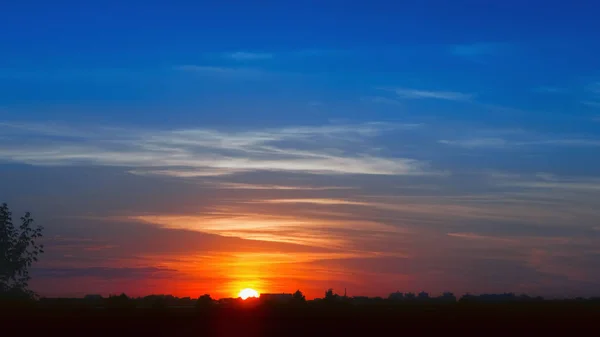 Brilhante Golden Sunset céu fundo — Fotografia de Stock