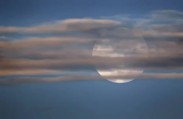 Sabahın Erken Saatlerinde Bulutların Arkasındaki Mavi Gökyüzündeki Büyük Dolunay Kopya — Stok fotoğraf