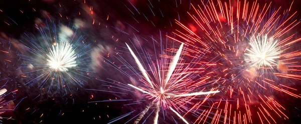 gece gökyüzünde havai fişek