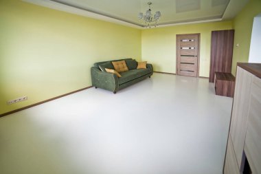 Açık yeşil tonlarda, modern, parlak bir odanın içinde.