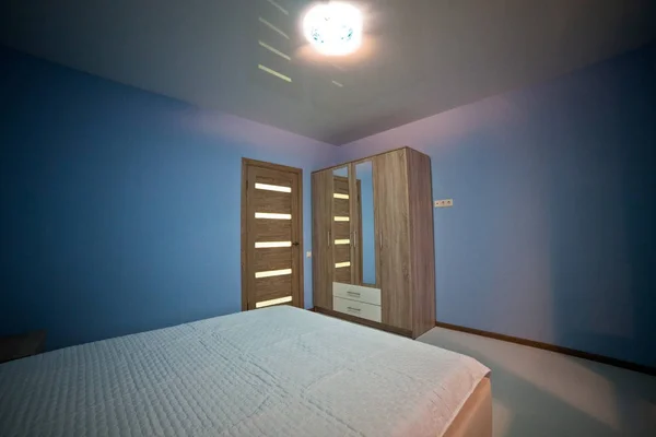 Εσωτερικό Ενός Σύγχρονου Μεγάλου Μπλε Δωματίου Μεγάλο Κρεβάτι — Φωτογραφία Αρχείου