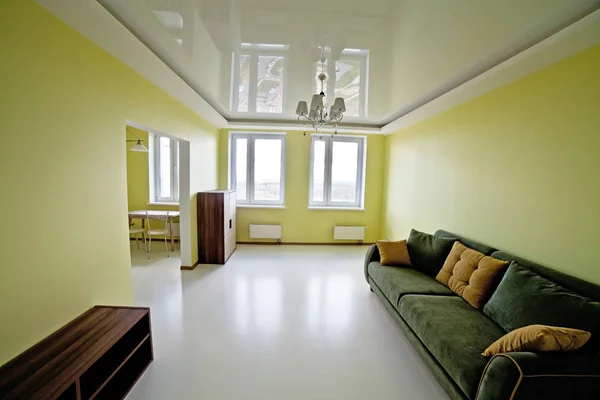 Interior Una Gran Habitación Luminosa Moderna Tonos Verdes Claros — Foto de Stock