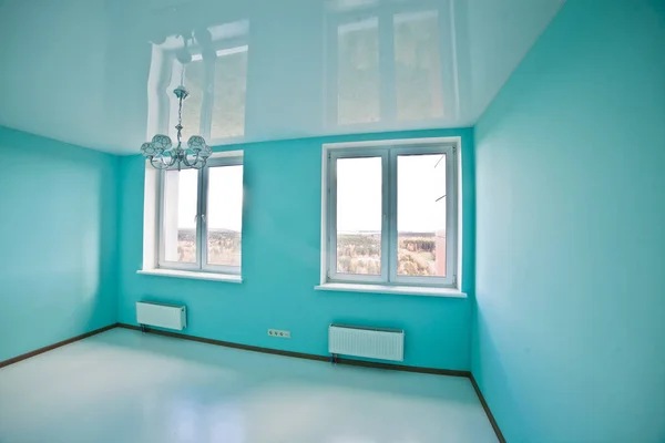 Açık yeşil tonlarda, modern, parlak bir odanın içinde.