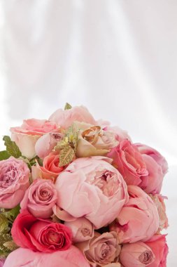 Güzel bir buket şakayık ve yeni evliler için alyanslı diğer pembe çiçekler.