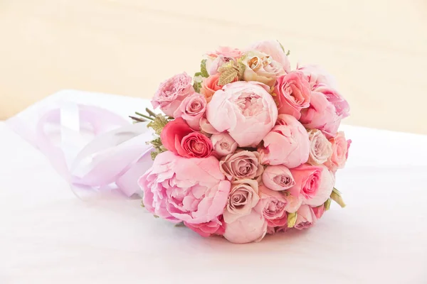Piękny Bukiet Piwonii Innych Różowych Kwiatów Obrączkami Dla Nowożeńców — Zdjęcie stockowe