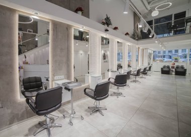 Çatı katı tarzında modern bir oda. Güzellik salonu için.