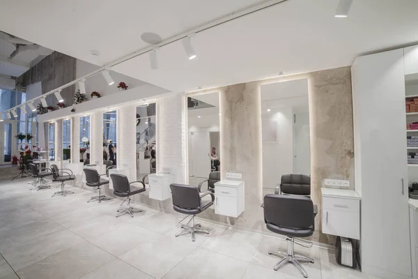 Çatı katı tarzında modern bir oda. Güzellik salonu için.