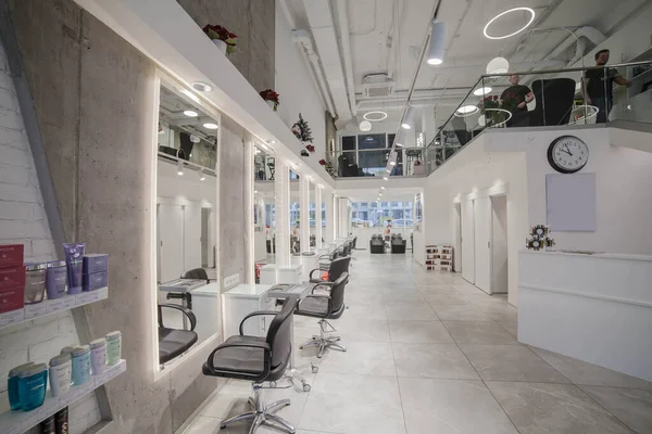 Çatı katı tarzında modern bir oda. Güzellik salonu için.