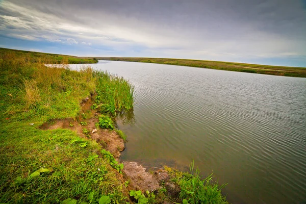 Paesaggio Estivo Con Fiume Cielo Piante Circostanti — Foto Stock