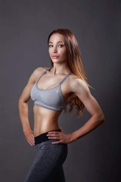 Chica Joven Atlética Entrenador Fitness Posando Ropa Moderna Sobre Fondo — Foto de Stock