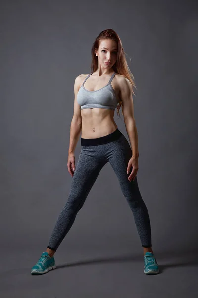 Athletic Young Girl Fitness Trainer Posing Modern Clothes Gray Background — Stock Photo, Image