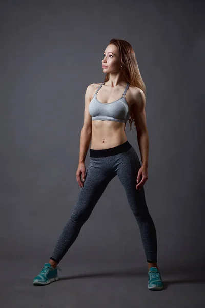 Athletic Young Girl Fitness Trainer Posing Modern Clothes Gray Background — Stock Photo, Image