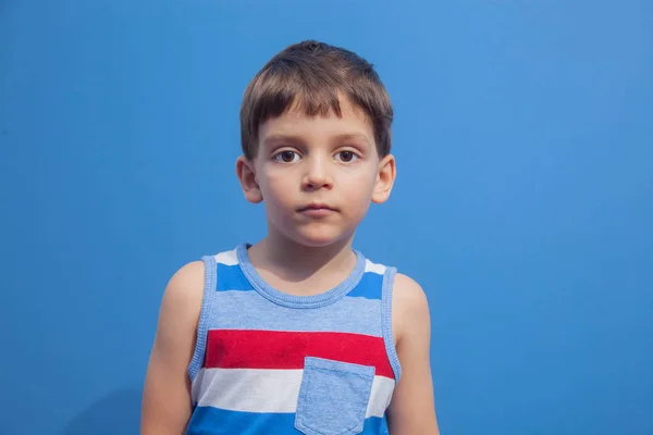 Çizgili Tişörtlü Genç Bir Çocuk Mavi Arka Planda Model Olarak — Stok fotoğraf
