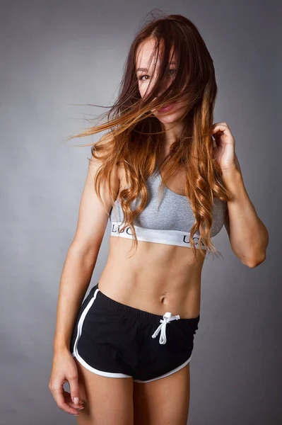 Genç Güçlü Atletik Kız Antrenmandan Sonra Mükemmel Vücut Pozu Veriyor — Stok fotoğraf