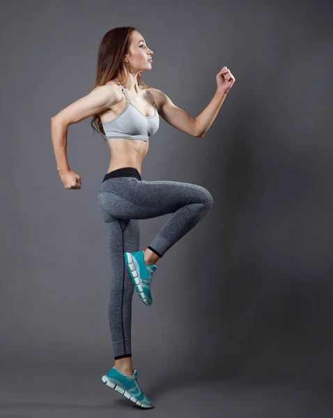 Genç Seksi Atletik Kız Spor Yaptıktan Sonra Vücudunu Stüdyoda Gösteriyor — Stok fotoğraf