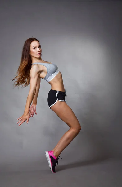 Młoda Sexy Atletyczna Dziewczyna Pokazuje Swoje Ciało Studio Treningu — Zdjęcie stockowe