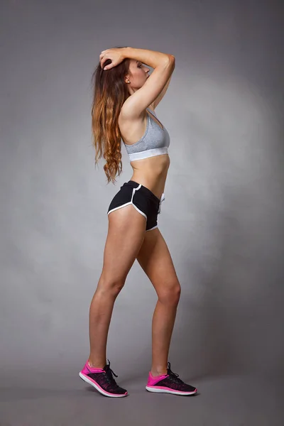 Młoda Sexy Atletyczna Dziewczyna Pokazuje Swoje Ciało Studio Treningu — Zdjęcie stockowe