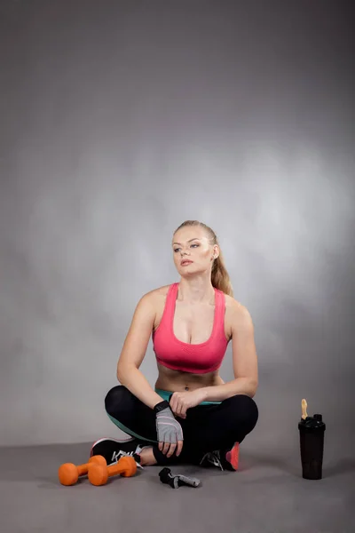 Młoda Atletyczna Kobieta Ćwiczy Hantlami Aby Poprawić Swoją Sylwetkę — Zdjęcie stockowe