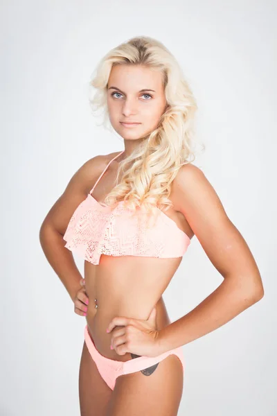 Piękna Blondynka Różowym Stroju Kąpielowym Okularach Przeciwsłonecznych Pozujących Studio — Zdjęcie stockowe
