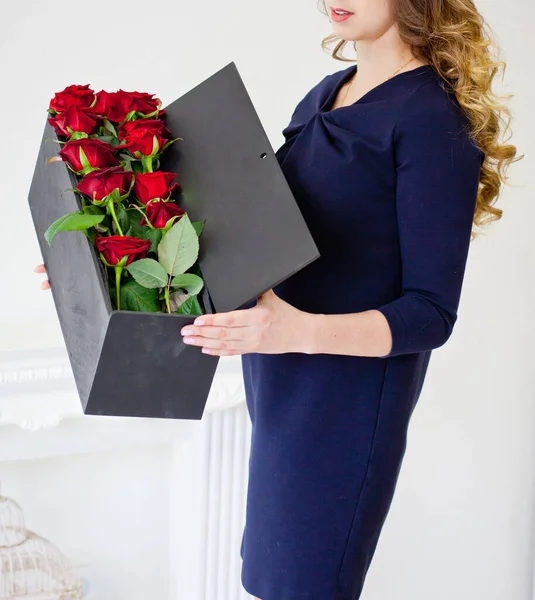 Homme Donne Des Roses Rouges Dans Une Boîte Originale Femme — Photo
