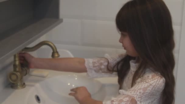 Ragazza Lava Mani Con Sapone Bagno — Video Stock