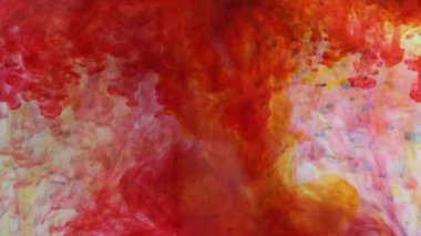 Sudaki renkler pürüzsüz bir şekilde harmanlanarak güzel dokular ve arka planlar oluşturuyor.