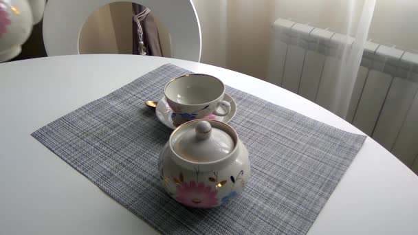 Chica Vierte Una Taza Mesa Comedor — Vídeo de stock