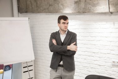 Genç işadamı bilgisayardaki belgelerle çalışıyor.