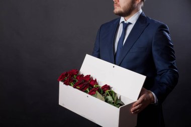  Erkek, sevdiği kadına orijinal bir kutuda kırmızı güller verir.