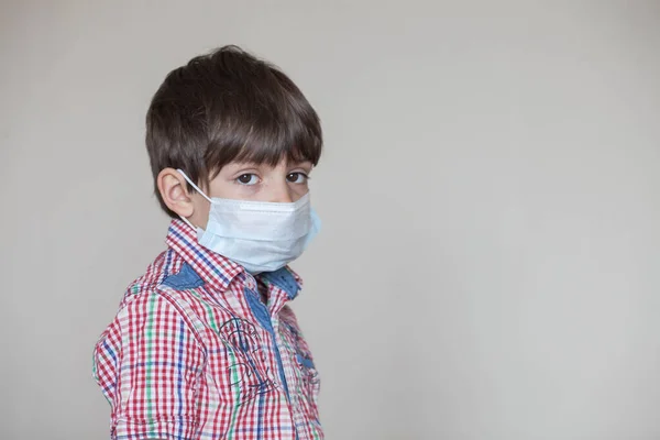 Młody Chłopiec Masce Medycznej Podczas Pandemii Koronawirusowej — Zdjęcie stockowe