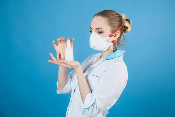 Krásná Žena Lékař Ochranné Masce Proti Koronaviru Modrém Pozadí Ateliéru — Stock fotografie