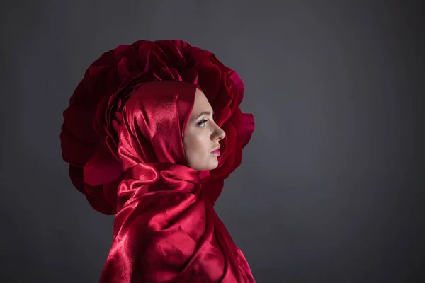 Mysterieuze Mooie Vrouw Rode Zijden Jurk Van Oost Moslimvolkeren — Stockfoto