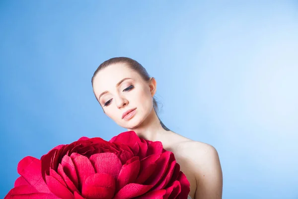 Schöne Mädchen Mit Gesunder Haut Entspannt Sich Nach Einer Spa — Stockfoto