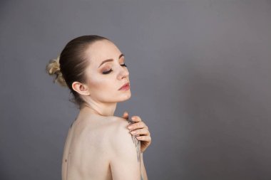  Yumuşak tenli güzel kız spa tedavisinden sonra rahatlıyor.