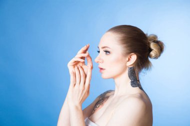 Spa tedavileri ve kozmetik ürünlerinden sonra yumuşak ciltli genç bir kadının portresi