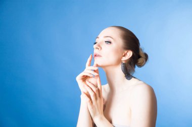 Spa tedavileri ve kozmetik ürünlerinden sonra yumuşak ciltli genç bir kadının portresi