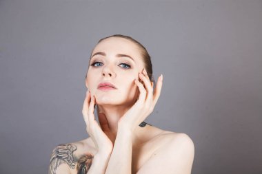 Spa tedavileri ve kozmetik ürünlerinden sonra yumuşak ciltli genç bir kadının portresi