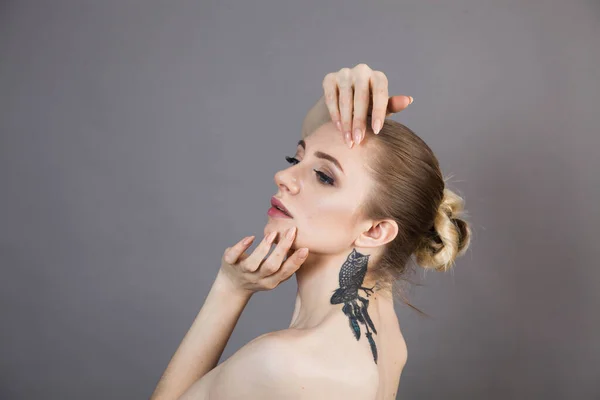  Yumuşak tenli güzel kız spa tedavisinden sonra rahatlıyor.