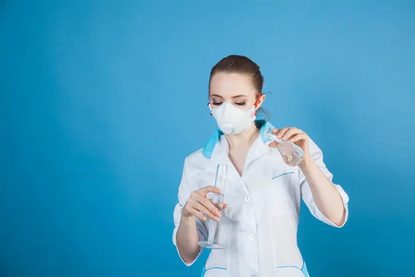 Hermosa Mujer Médico Máscara Protectora Contra Coronavirus Sobre Fondo Azul — Foto de Stock