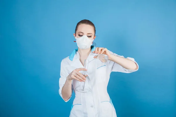 Krásná Žena Lékař Ochranné Masce Proti Koronaviru Modrém Pozadí Ateliéru — Stock fotografie