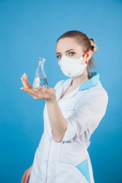 Piękna Kobieta Lekarz Masce Ochronnej Przed Koronawirusem Niebieskim Tle Studio — Zdjęcie stockowe
