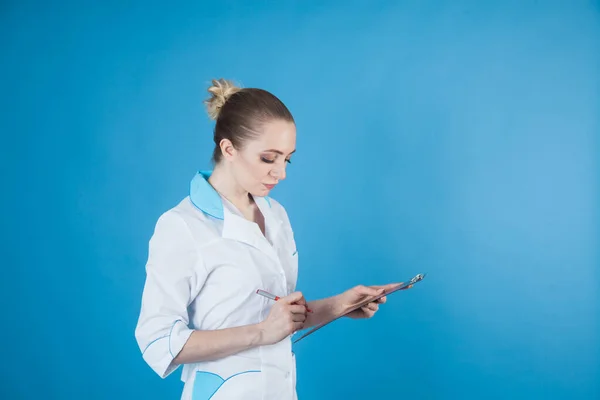 Hermosa Mujer Médico Máscara Protectora Contra Coronavirus Sobre Fondo Azul — Foto de Stock