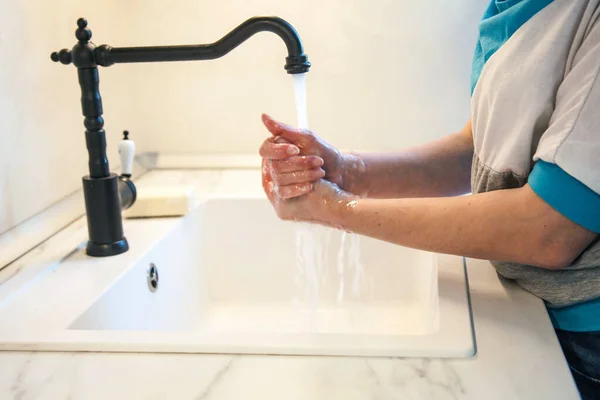 Dziewczyna Myje Ręce Mydłem Zapobiec Infekcji Wirusem Covid — Zdjęcie stockowe