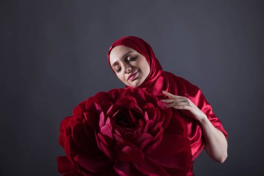 Doğu Müslüman Halkının kırmızı ipek elbisesi içindeki gizemli güzel kadın.