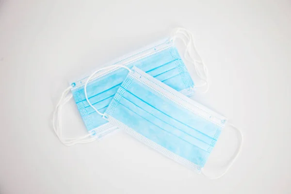 Blu Maschere Mediche Protettive Trovano Uno Sfondo Bianco — Foto Stock